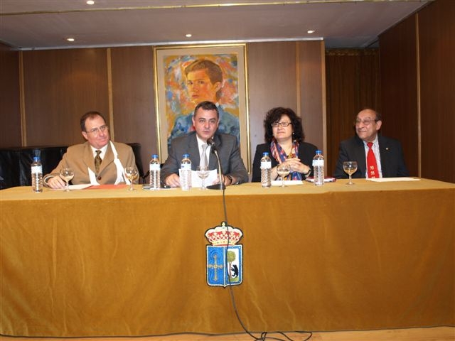 Intervinientes en la Mesa Redonda, Dres. D. Valentín Martínez-Otero (centro), D. Antonio Manuel Guerra Zaballos, Dª Belén Muñoz López y D. Ángel Sánchez Arenas